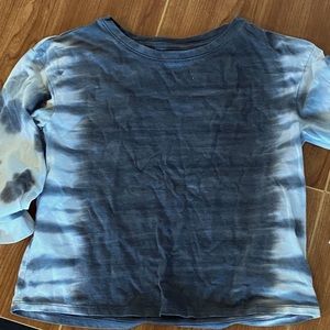 grey and white long sleeve tee.